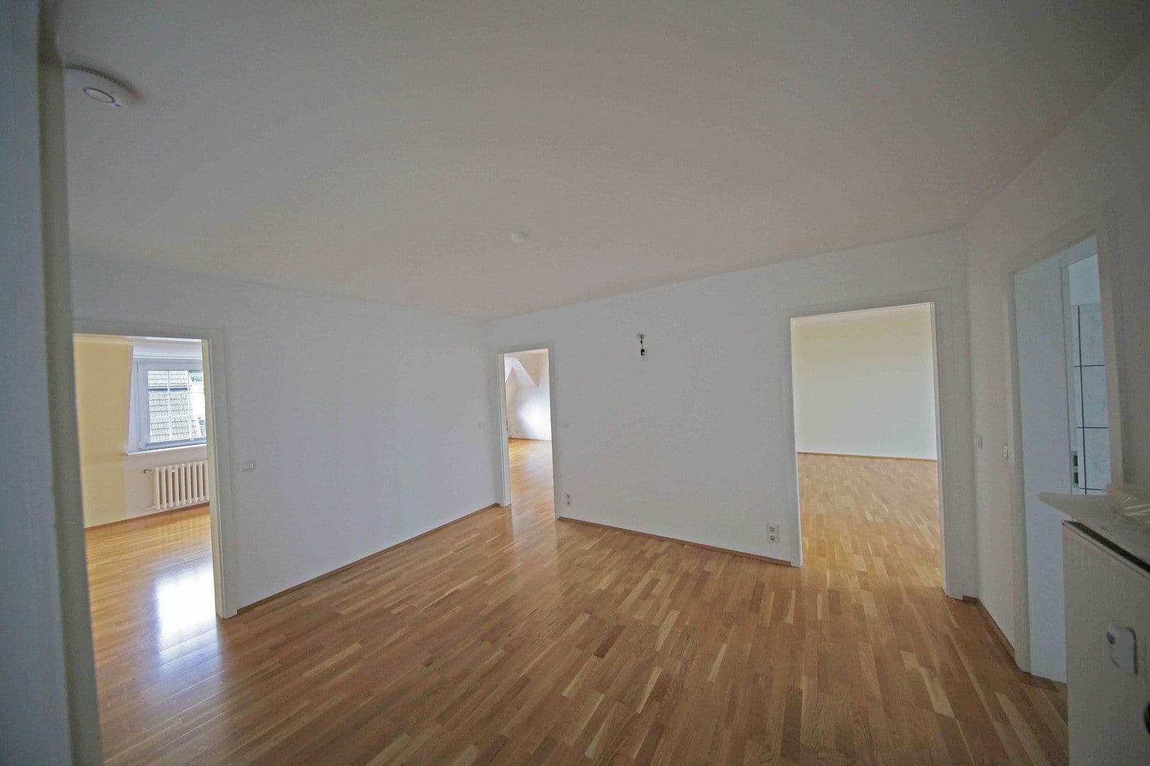 Prenájom bytu 3-izbový 105 m², Wuppertal, Severné Porýnie - Westfálsko Prenájom bytu 3-izbový 105 m², Wuppertal, Severné Porýnie - Westfálsko