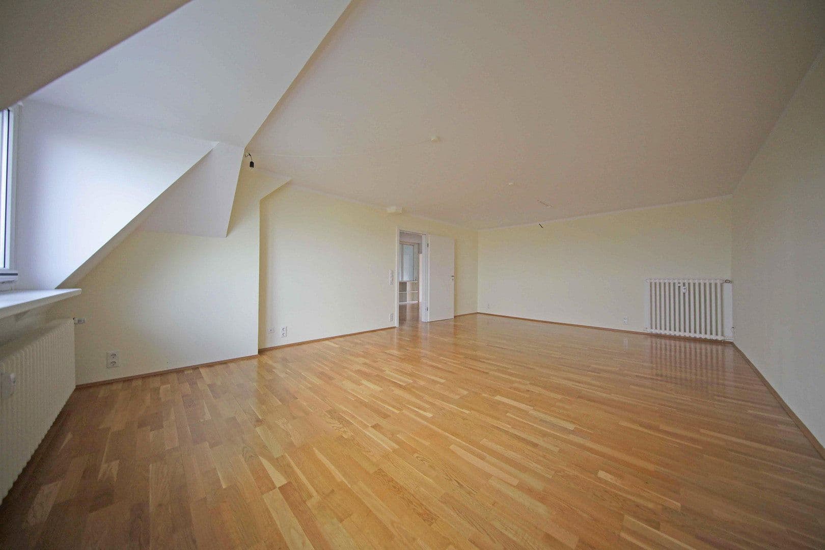 Prenájom bytu 3-izbový 105 m², Wuppertal, Severné Porýnie - Westfálsko Prenájom bytu 3-izbový 105 m², Wuppertal, Severné Porýnie - Westfálsko