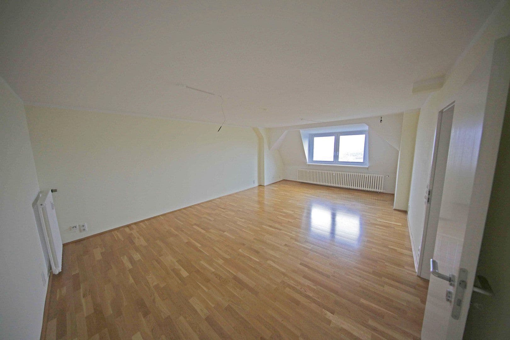 Prenájom bytu 3-izbový 105 m², Wuppertal, Severné Porýnie - Westfálsko Prenájom bytu 3-izbový 105 m², Wuppertal, Severné Porýnie - Westfálsko