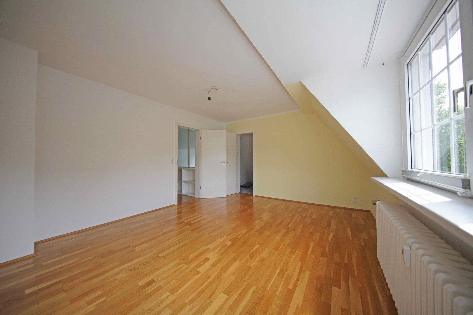 Prenájom bytu 3-izbový 105 m², Wuppertal, Severné Porýnie - Westfálsko Prenájom bytu 3-izbový 105 m², Wuppertal, Severné Porýnie - Westfálsko