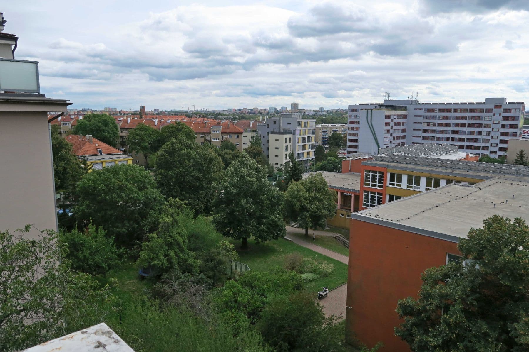 Predaj bytu 2-izbový 57 m², 28. pluku, Praha, Praha Predaj bytu 2-izbový 57 m², 28. pluku, Praha, Praha