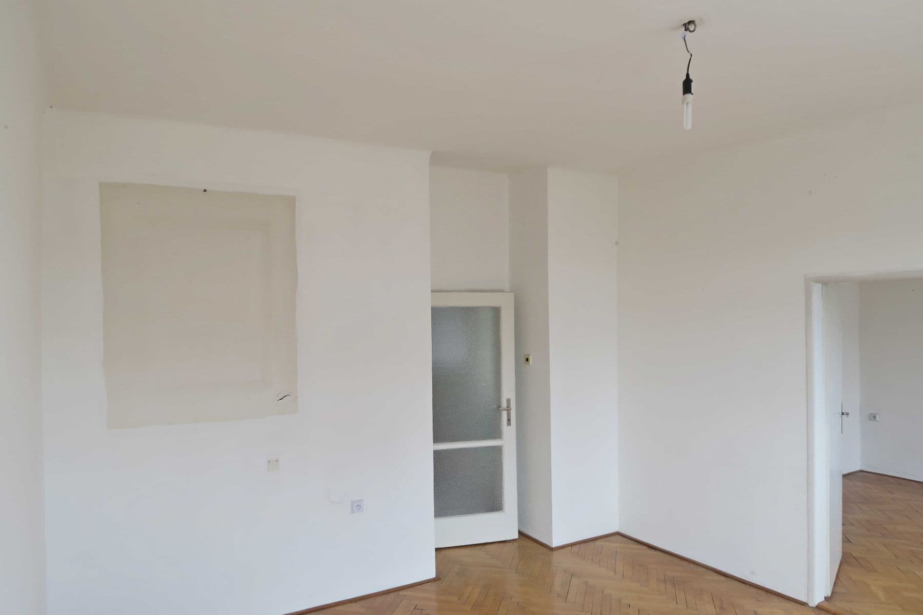 Predaj bytu 2-izbový 57 m², 28. pluku, Praha, Praha Predaj bytu 2-izbový 57 m², 28. pluku, Praha, Praha