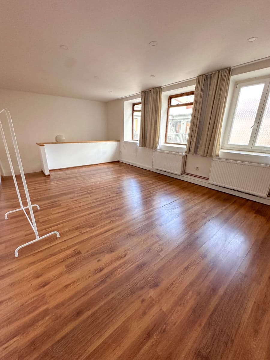 Prenájom bytu 3-izbový 83 m², Máchova, Praha, Praha Prenájom bytu 3-izbový 83 m², Máchova, Praha, Praha