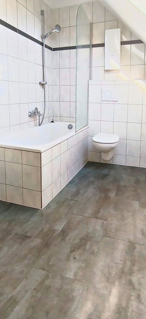 Prenájom bytu 3-izbový 95 m², Merscheider Straße 99, Solingen, Severné Porýnie - Westfálsko Prenájom bytu 3-izbový 95 m², Merscheider Straße 99, Solingen, Severné Porýnie - Westfálsko