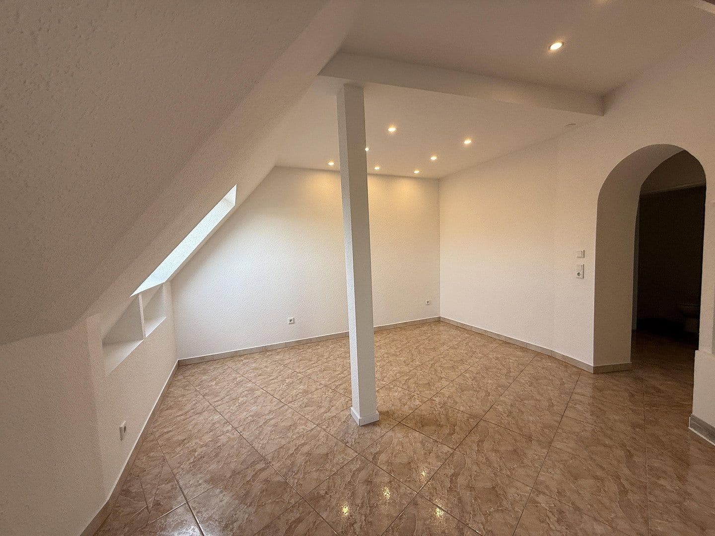 Prenájom bytu 3-izbový 80 m², Altstadtstraße 25, Leverkusen, Severné Porýnie - Westfálsko Prenájom bytu 3-izbový 80 m², Altstadtstraße 25, Leverkusen, Severné Porýnie - Westfálsko