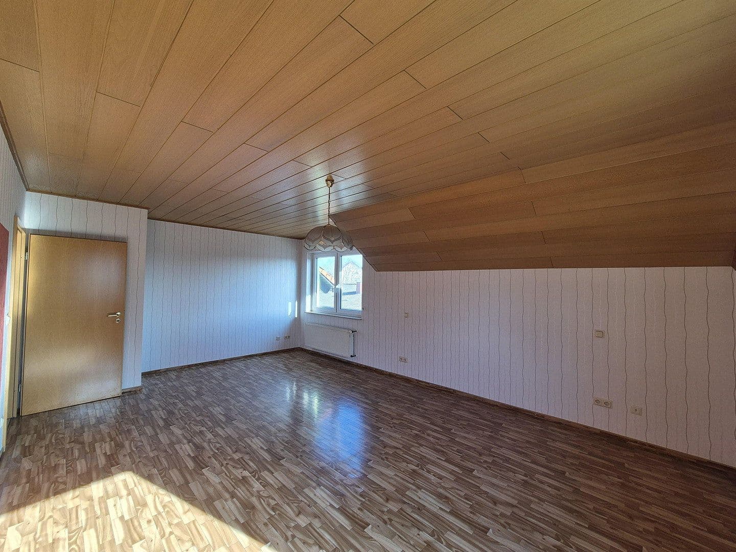 Prenájom bytu 3-izbový 135 m², Offstein, Porýnie-Falcko Prenájom bytu 3-izbový 135 m², Offstein, Porýnie-Falcko