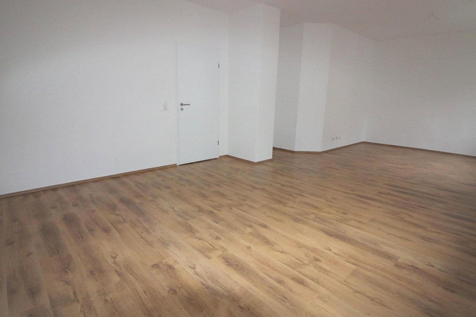 Prenájom bytu 5-izbový 120 m², Magdeburg, Sasko-Anhaltsko Prenájom bytu 5-izbový 120 m², Magdeburg, Sasko-Anhaltsko