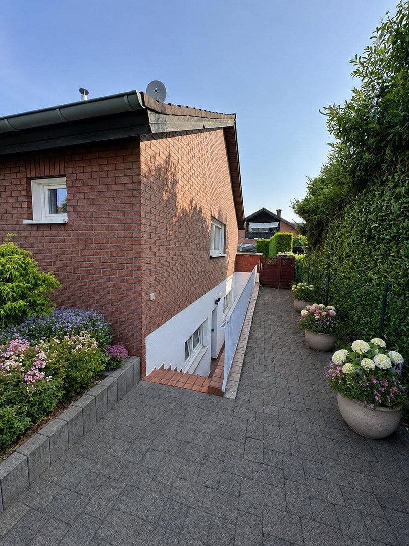 Predaj domu 154 m², pozemok 523 m², Weimarer Strasse 61, Bornheim, Severné Porýnie - Westfálsko Predaj domu 154 m², pozemok 523 m², Weimarer Strasse 61, Bornheim, Severné Porýnie - Westfálsko