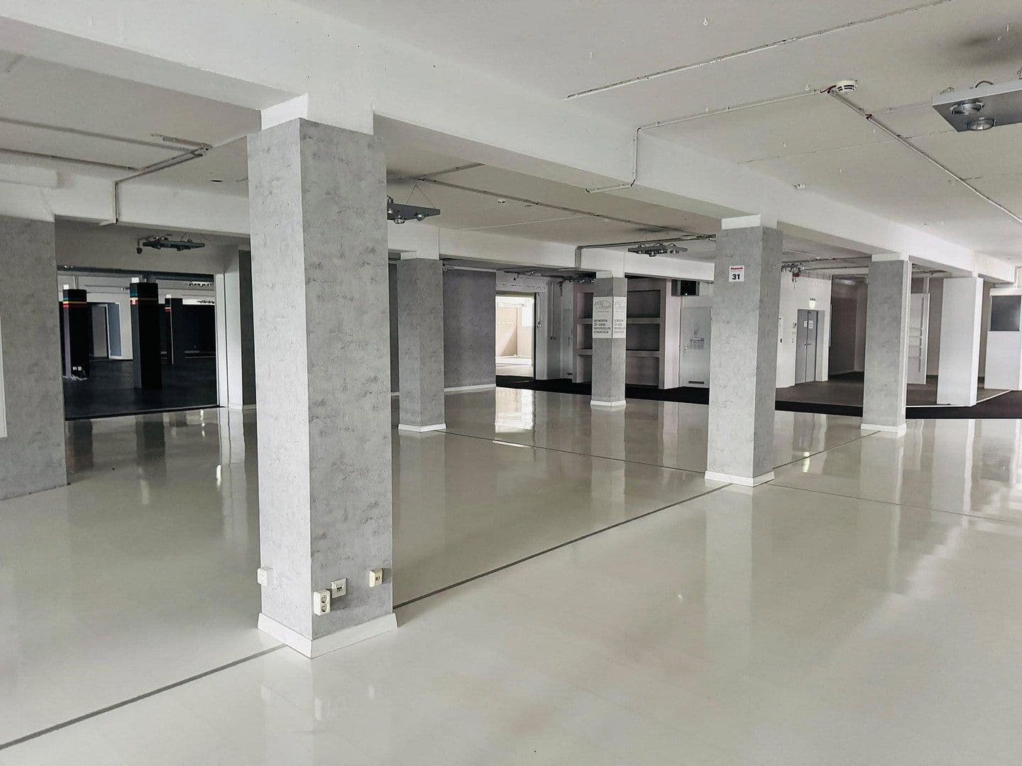 Prenájom nebytového priestoru 2.000 m², Berlin, Berlín Prenájom nebytového priestoru 2.000 m², Berlin, Berlín