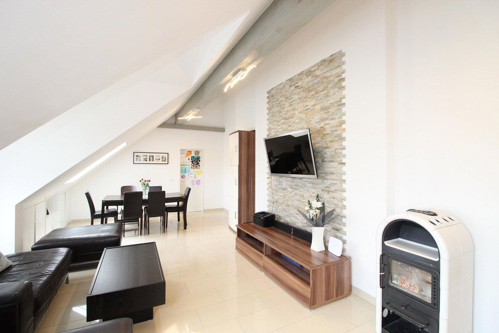 Prenájom bytu 4-izbový 95 m², Schwabhausen/ Oberroth, Bavorsko Prenájom bytu 4-izbový 95 m², Schwabhausen/ Oberroth, Bavorsko