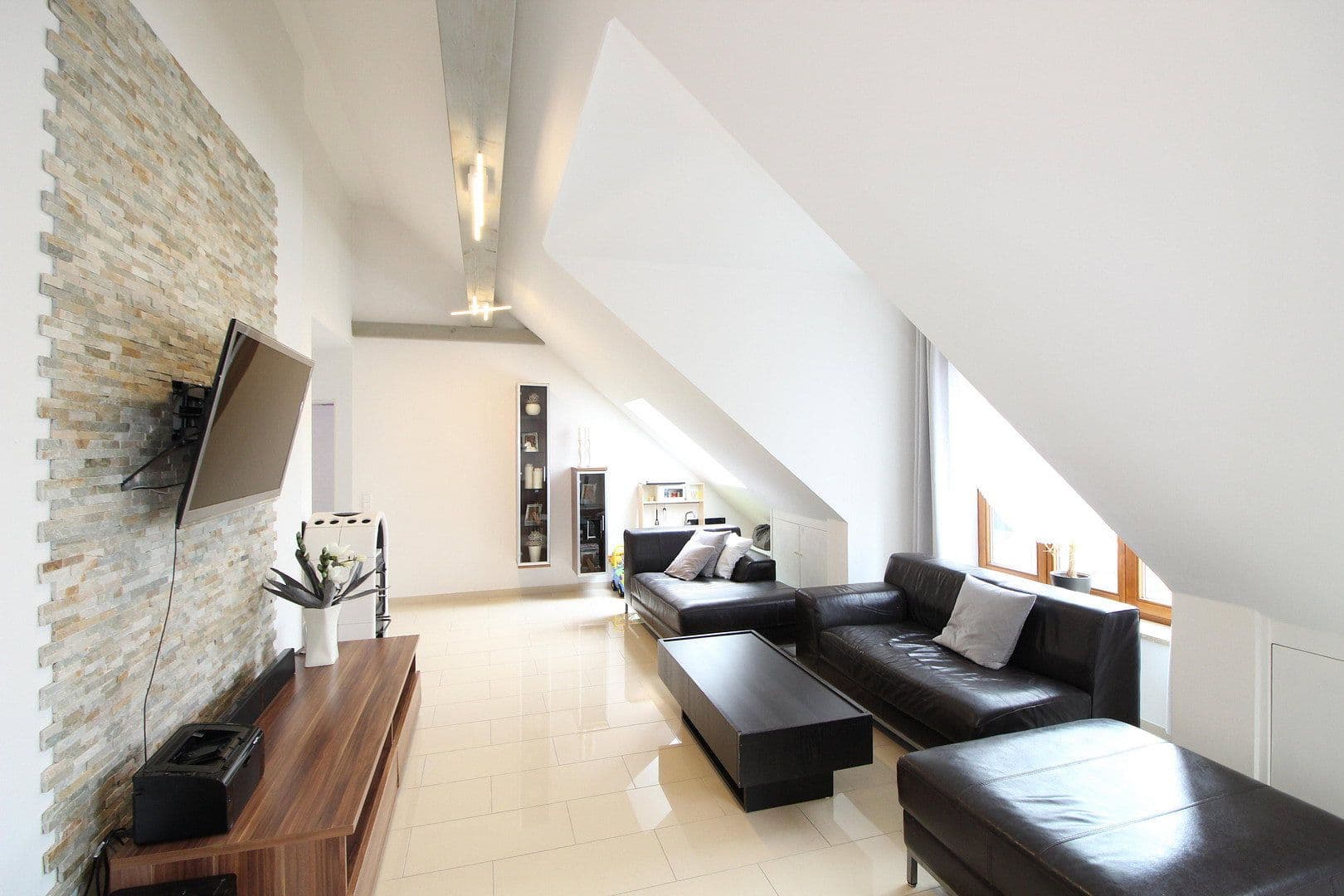 Prenájom bytu 4-izbový 95 m², Schwabhausen/ Oberroth, Bavorsko Prenájom bytu 4-izbový 95 m², Schwabhausen/ Oberroth, Bavorsko