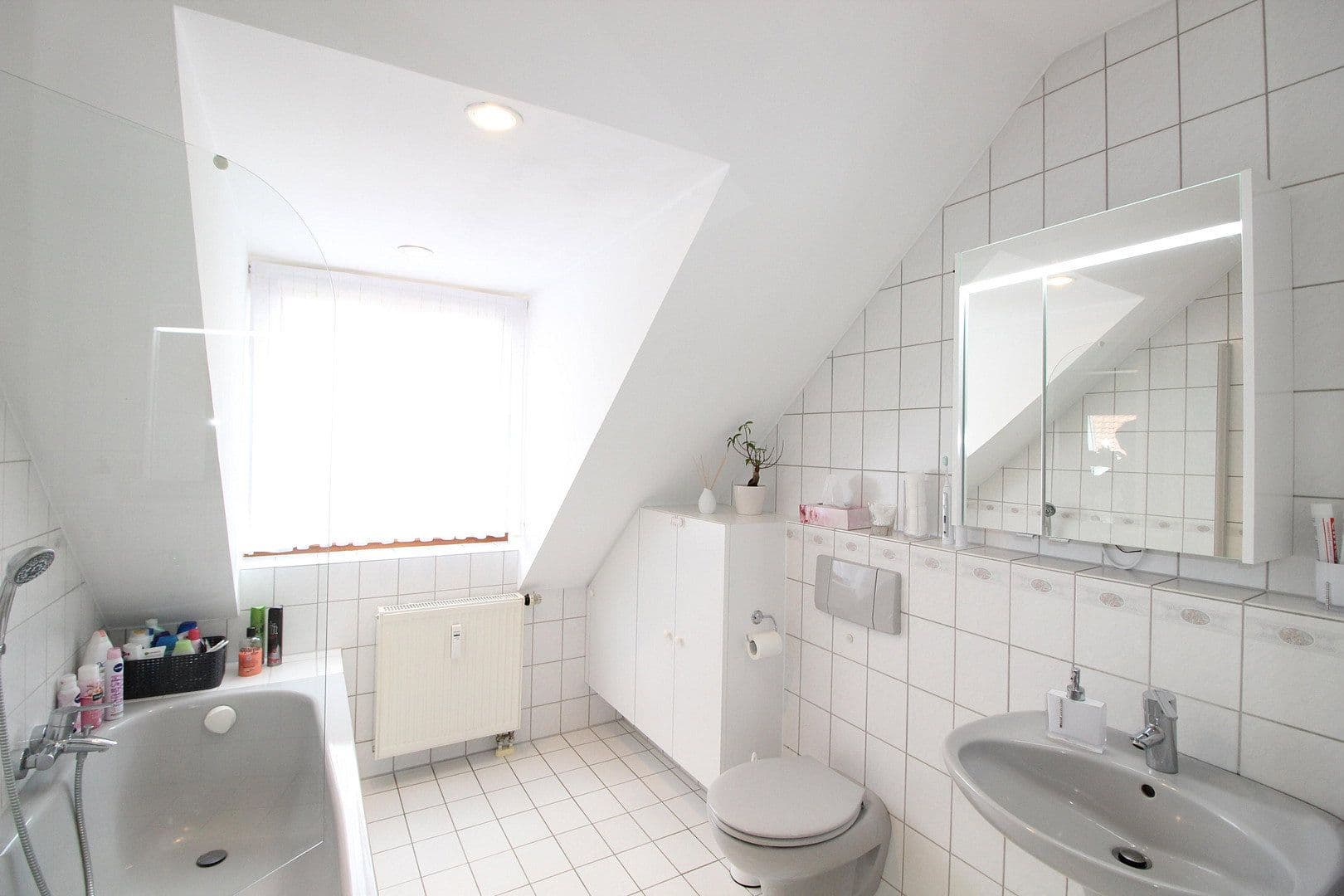 Prenájom bytu 4-izbový 95 m², Schwabhausen/ Oberroth, Bavorsko Prenájom bytu 4-izbový 95 m², Schwabhausen/ Oberroth, Bavorsko