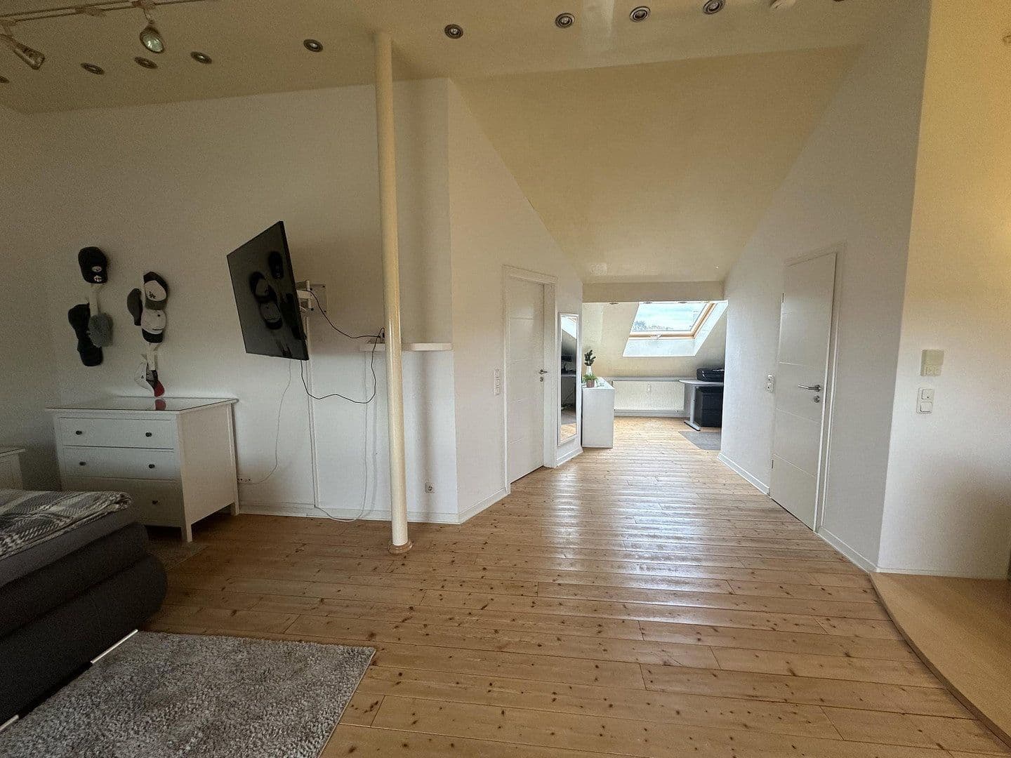 Prenájom bytu 4-izbový 108 m², Ludwigshafen, Porýnie-Falcko Prenájom bytu 4-izbový 108 m², Ludwigshafen, Porýnie-Falcko