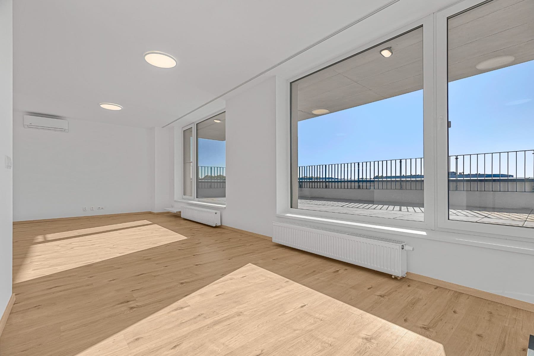 Predaj bytu 4-izbový 107 m², Fialová, Petržalka, Bratislavský kraj Predaj bytu 4-izbový 107 m², Fialová, Petržalka, Bratislavský kraj
