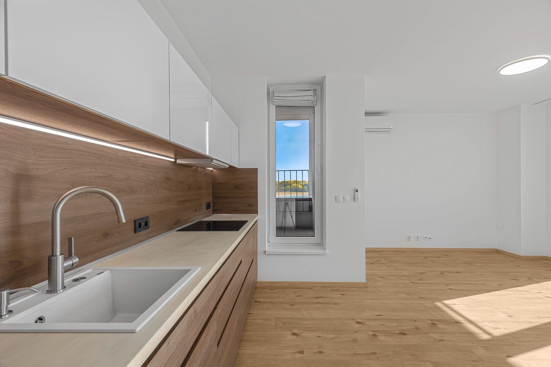 Predaj bytu 4-izbový 107 m², Fialová, Petržalka, Bratislavský kraj Predaj bytu 4-izbový 107 m², Fialová, Petržalka, Bratislavský kraj