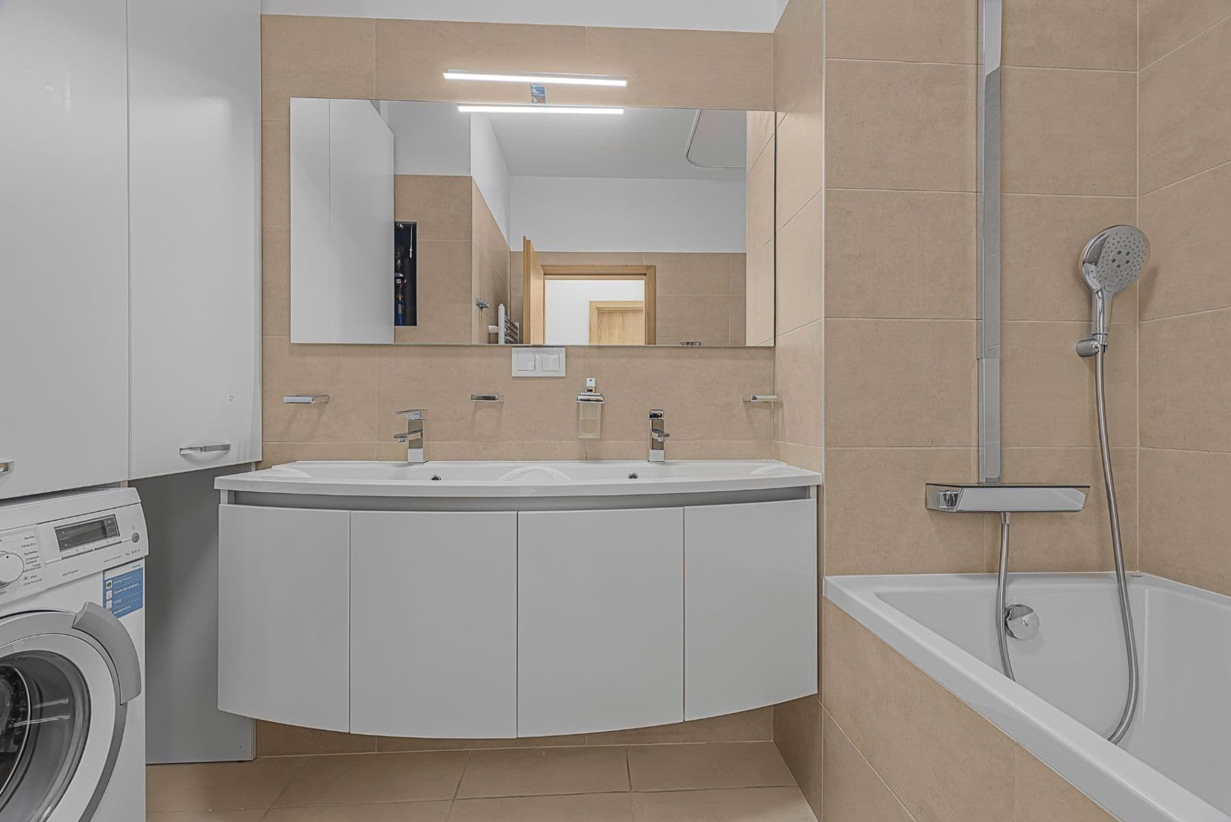 Predaj bytu 4-izbový 107 m², Fialová, Petržalka, Bratislavský kraj Predaj bytu 4-izbový 107 m², Fialová, Petržalka, Bratislavský kraj