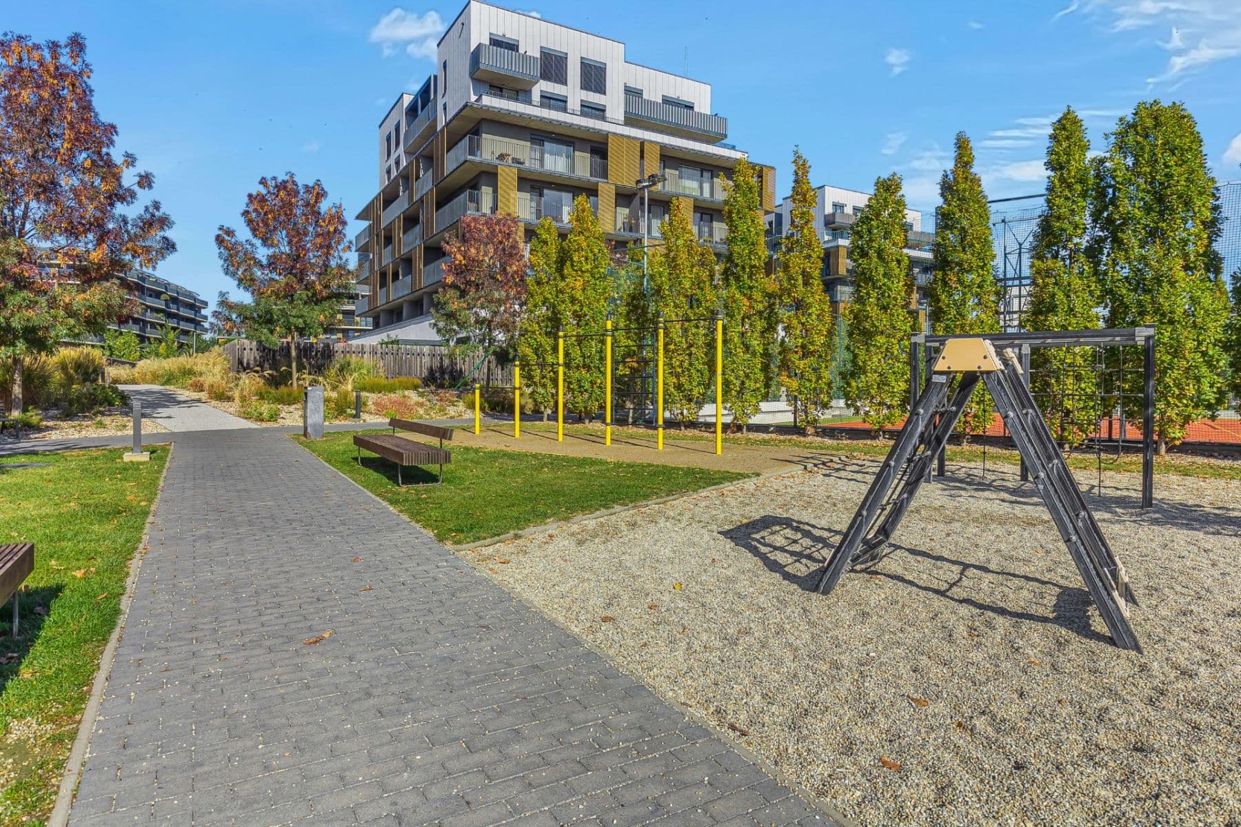 Predaj bytu 4-izbový 107 m², Fialová, Petržalka, Bratislavský kraj Predaj bytu 4-izbový 107 m², Fialová, Petržalka, Bratislavský kraj