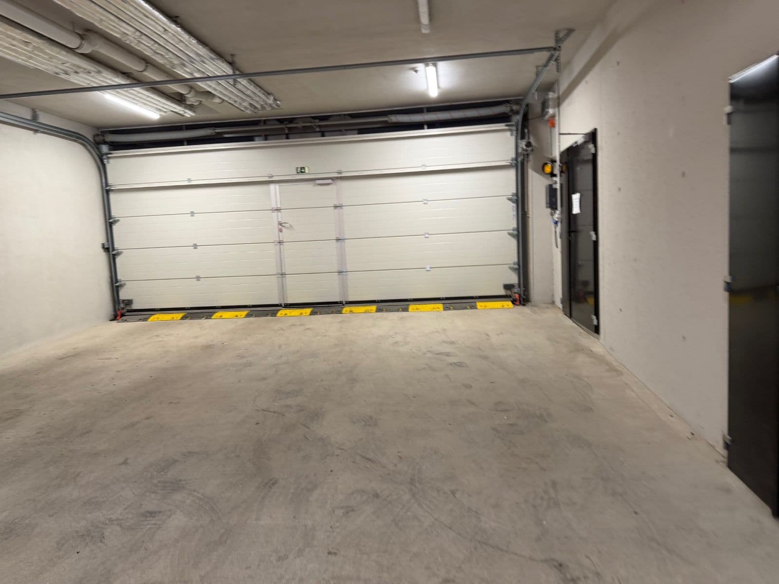 Prenájom garáže 16 m², Krymská, Praha, Praha Prenájom garáže 16 m², Krymská, Praha, Praha