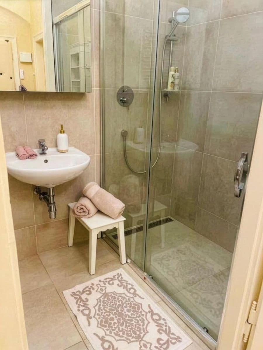 Prenájom bytu 77 m², Nitranská, Praha, Praha Prenájom bytu 77 m², Nitranská, Praha, Praha
