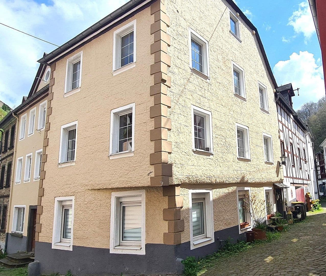 Predaj domu 374 m², pozemok 218 m², Monreal, Porýnie-Falcko Predaj domu 374 m², pozemok 218 m², Monreal, Porýnie-Falcko