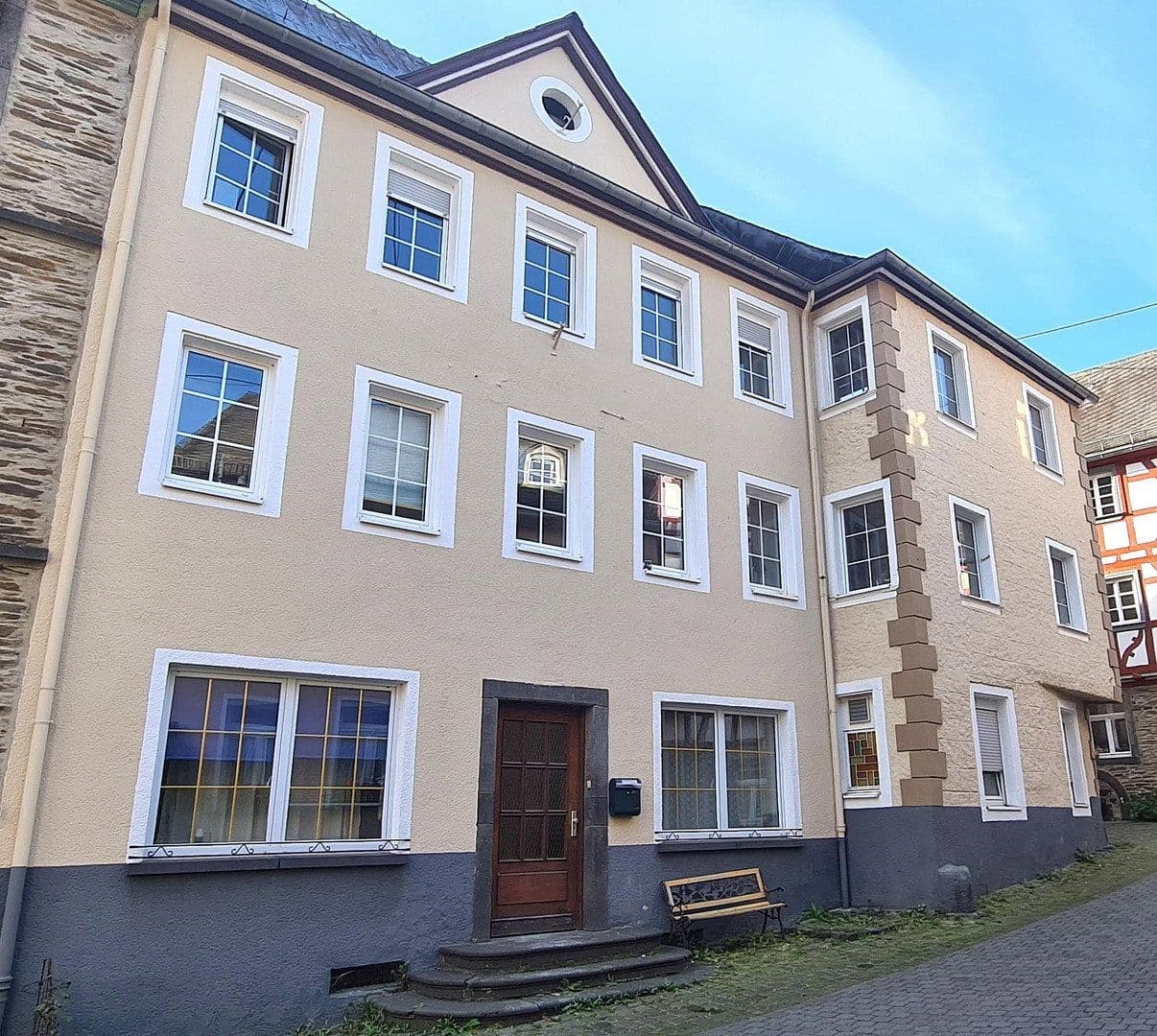 Predaj domu 374 m², pozemok 218 m², Monreal, Porýnie-Falcko Predaj domu 374 m², pozemok 218 m², Monreal, Porýnie-Falcko