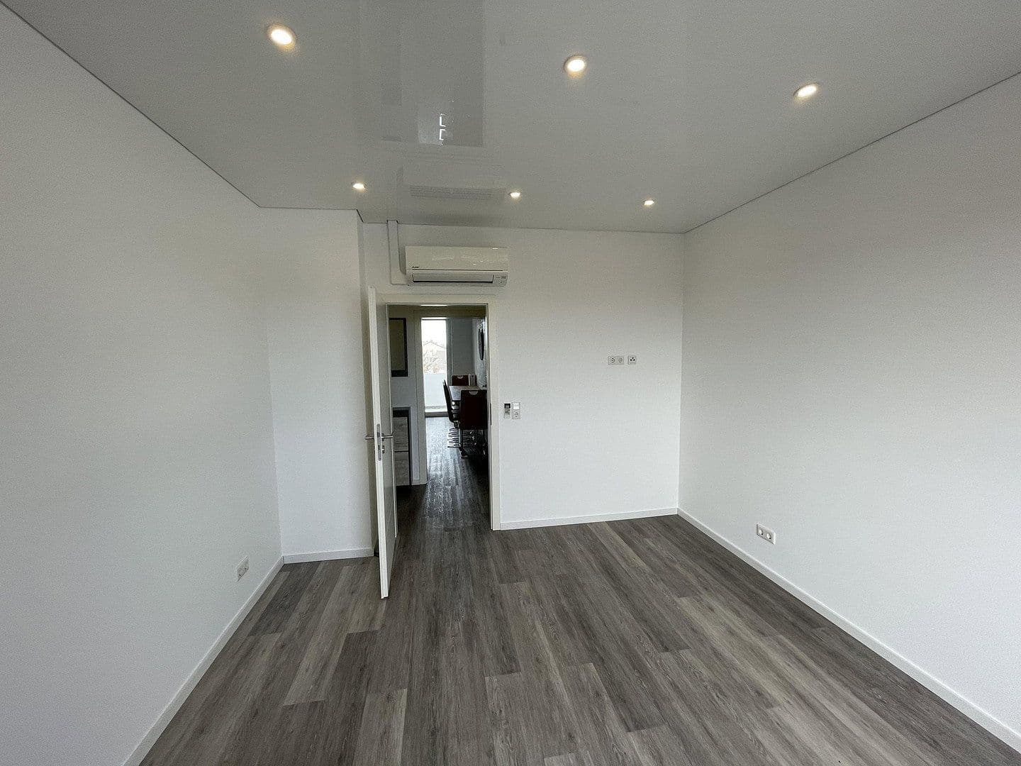 Predaj bytu 3-izbový 68 m², Aachenerstr. 157, Düsseldorf, Severné Porýnie - Westfálsko Predaj bytu 3-izbový 68 m², Aachenerstr. 157, Düsseldorf, Severné Porýnie - Westfálsko