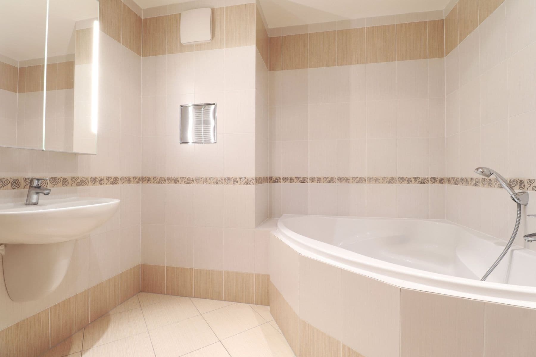 Prenájom bytu 3-izbový 81 m², Nad Akcízem, Praha, Praha Prenájom bytu 3-izbový 81 m², Nad Akcízem, Praha, Praha