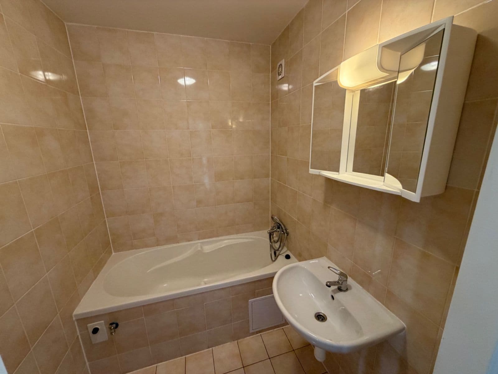 Prenájom bytu 2-izbový 70 m², K Ládví, Praha, Praha Prenájom bytu 2-izbový 70 m², K Ládví, Praha, Praha