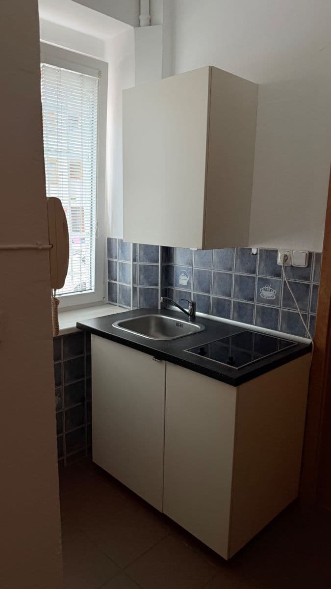 Prenájom bytu Garsoniéra 24 m², Ostrovského, Praha, Praha Prenájom bytu Garsoniéra 24 m², Ostrovského, Praha, Praha