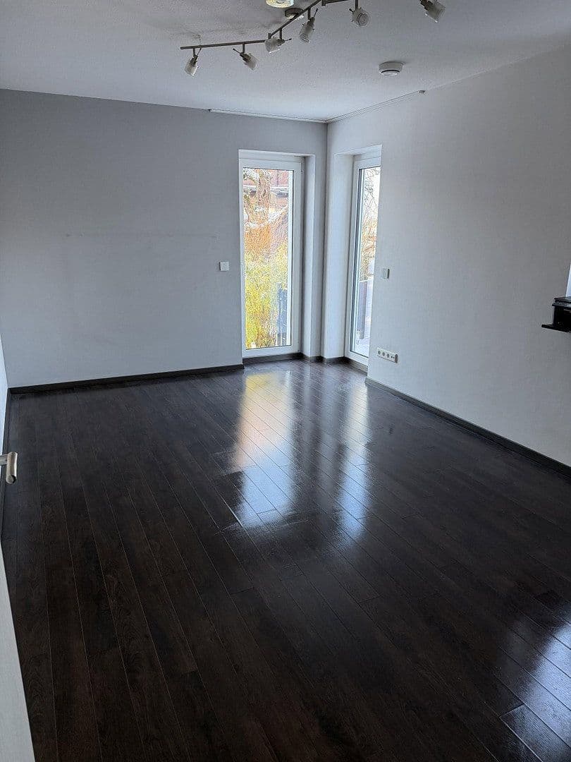 Predaj domu 200 m², pozemok 1.050 m², Feucht, Bavorsko Predaj domu 200 m², pozemok 1.050 m², Feucht, Bavorsko