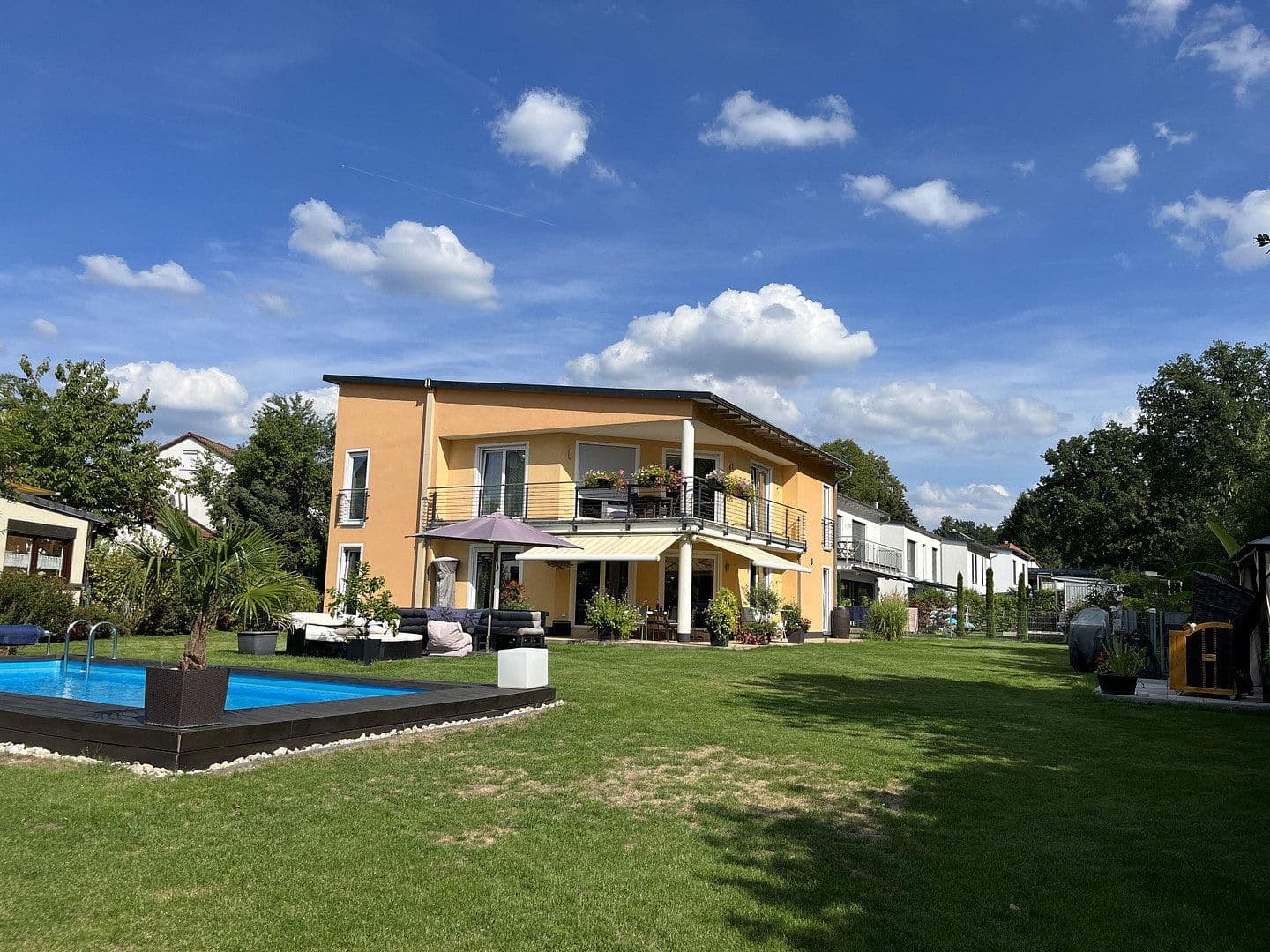 Predaj domu 200 m², pozemok 1.050 m², Feucht, Bavorsko Predaj domu 200 m², pozemok 1.050 m², Feucht, Bavorsko