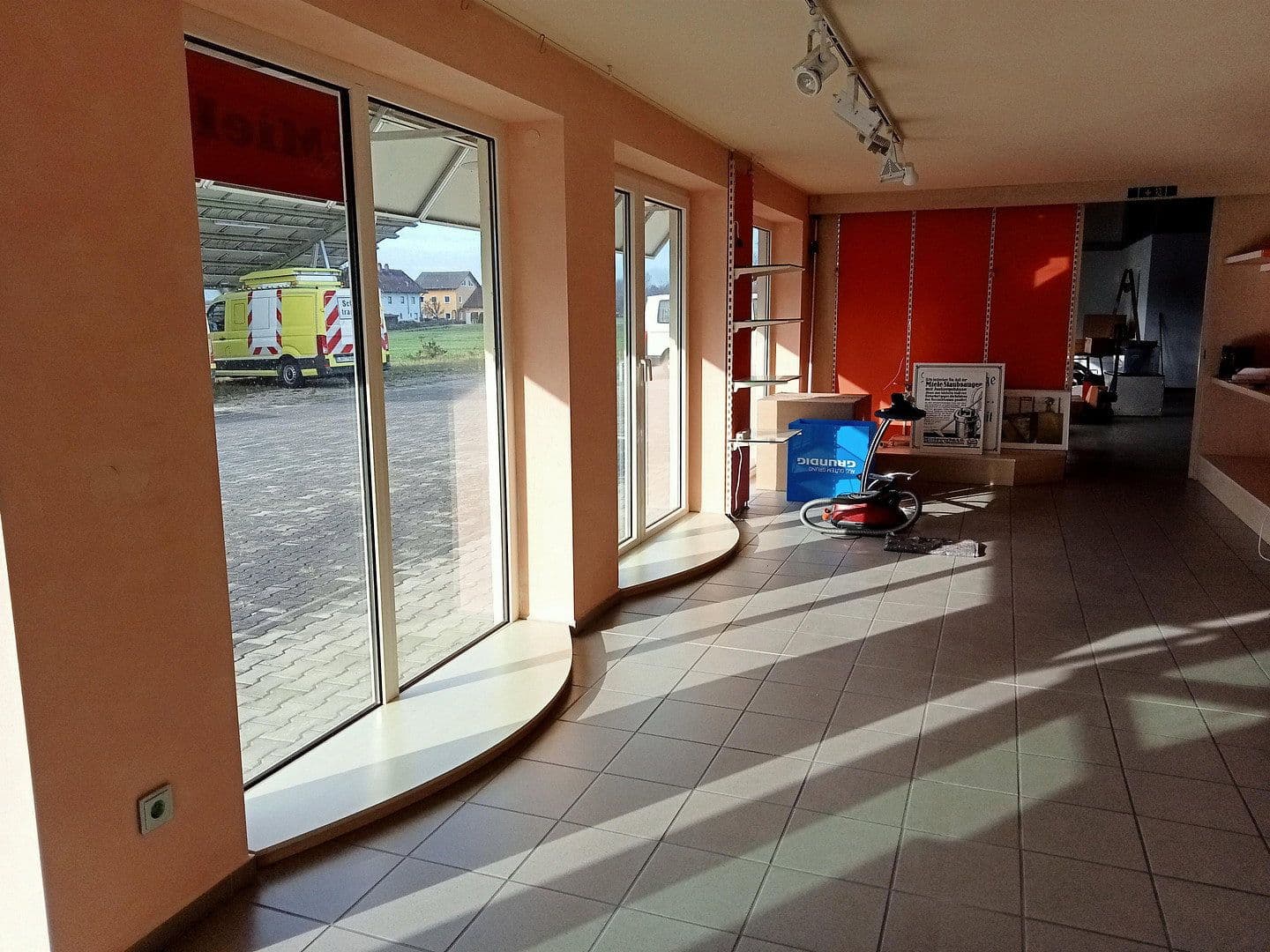 Prenájom nebytového priestoru 2.100 m², Auenweg 20, Eichendorf, Bavorsko Prenájom nebytového priestoru 2.100 m², Auenweg 20, Eichendorf, Bavorsko