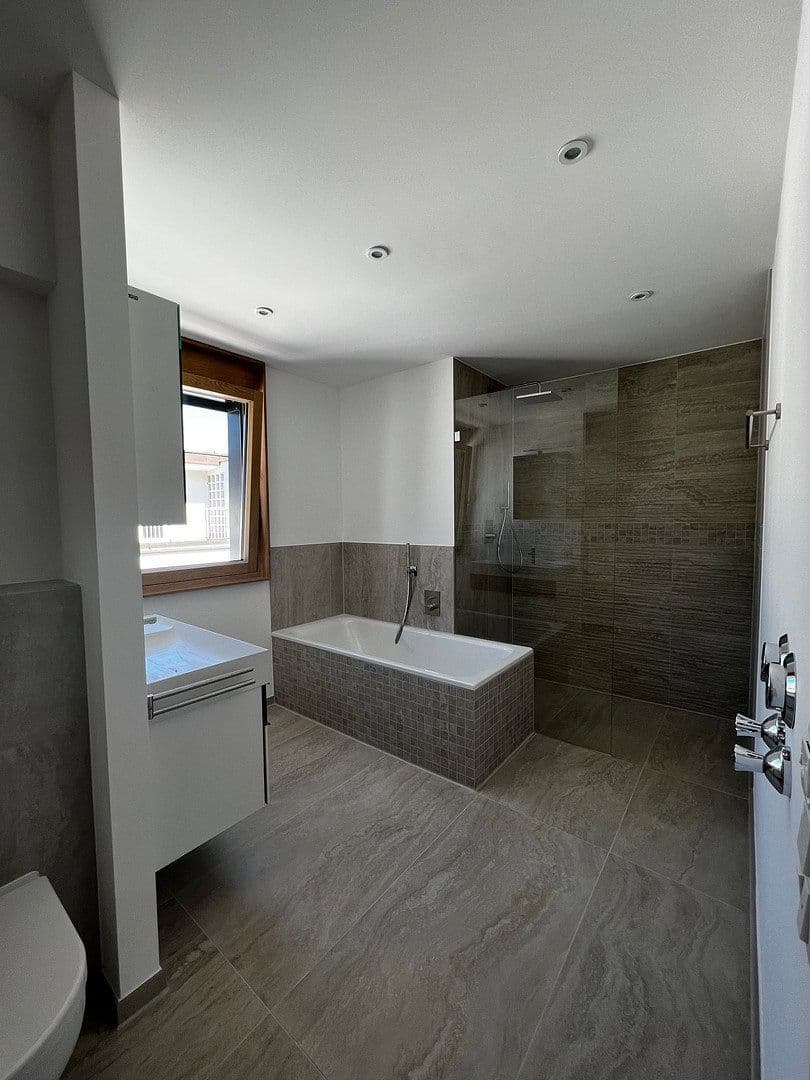 Prenájom bytu 3-izbový 87 m², Lerchenfeldstraße 28, München, Bavorsko Prenájom bytu 3-izbový 87 m², Lerchenfeldstraße 28, München, Bavorsko