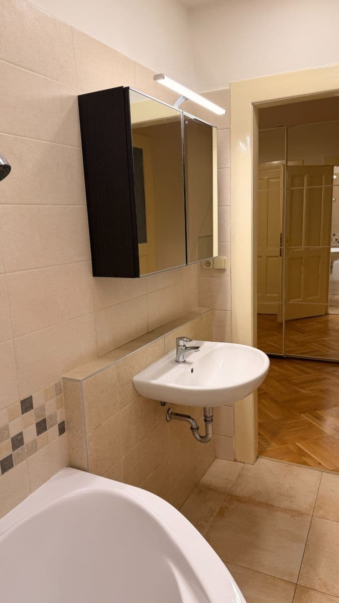 Prenájom bytu 2-izbový 70 m², Haškova, Praha, Praha Prenájom bytu 2-izbový 70 m², Haškova, Praha, Praha