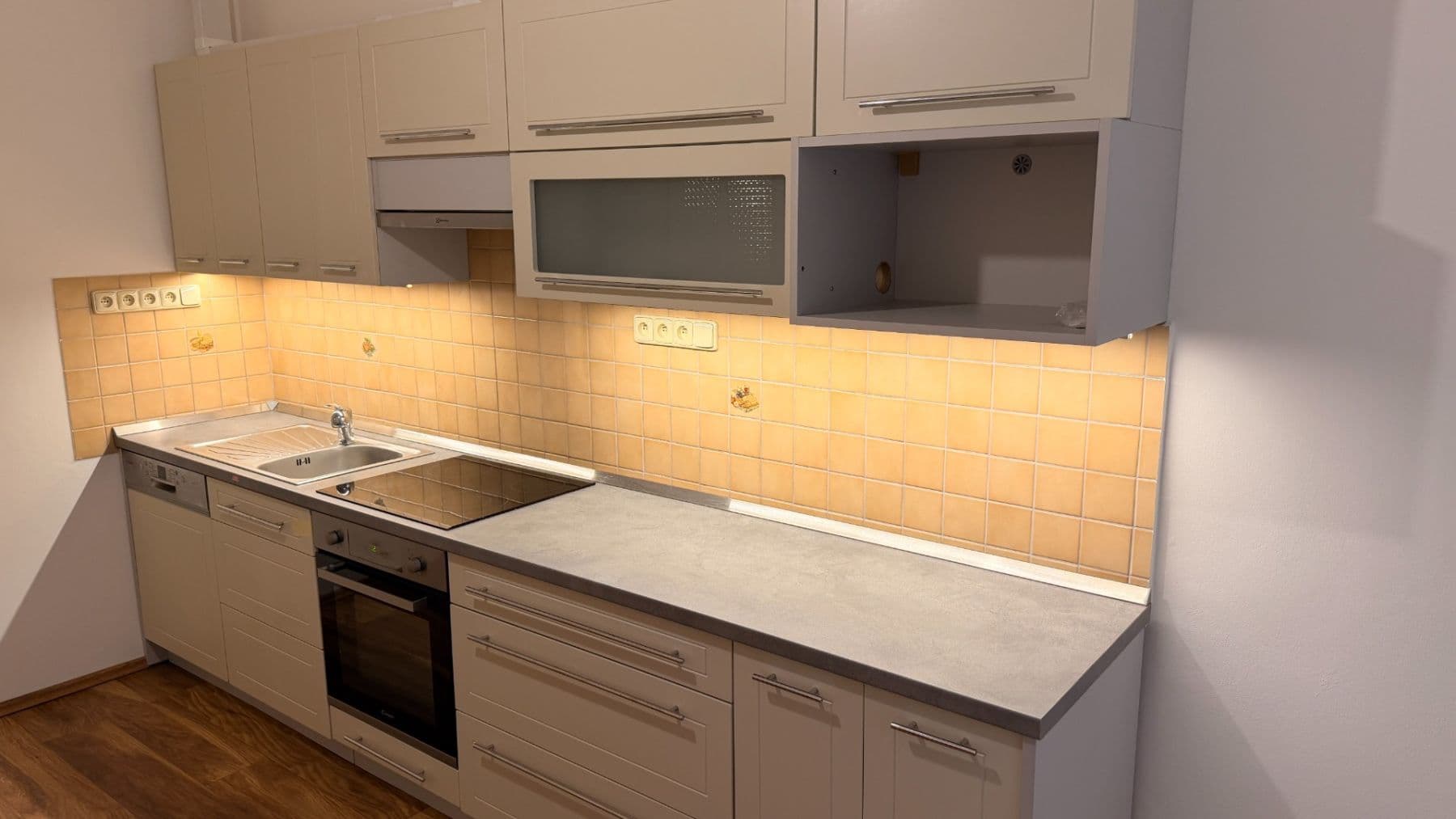 Prenájom bytu 2-izbový 70 m², Haškova, Praha, Praha Prenájom bytu 2-izbový 70 m², Haškova, Praha, Praha