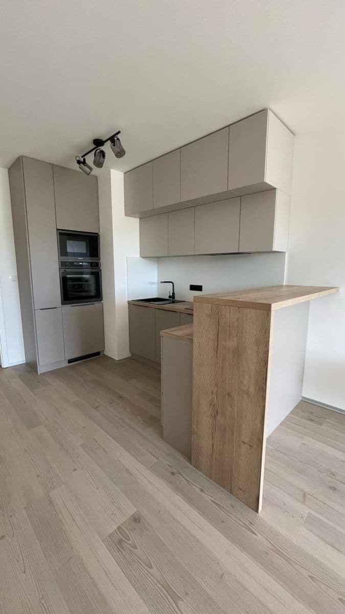 Predaj bytu 1-izbový 40 m², Československého exilu, Praha, Praha Predaj bytu 1-izbový 40 m², Československého exilu, Praha, Praha