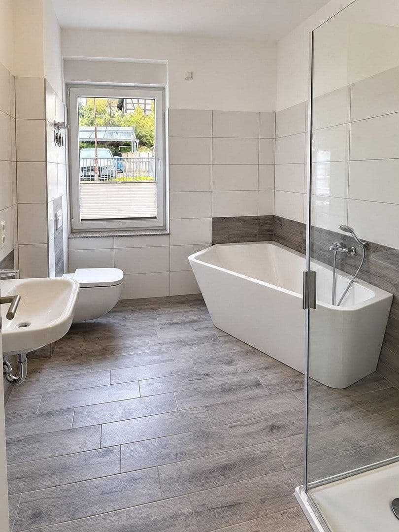 Prenájom bytu 2-izbový 70 m², Schulstraße 3, Langenbernsdorf, Sasko Prenájom bytu 2-izbový 70 m², Schulstraße 3, Langenbernsdorf, Sasko