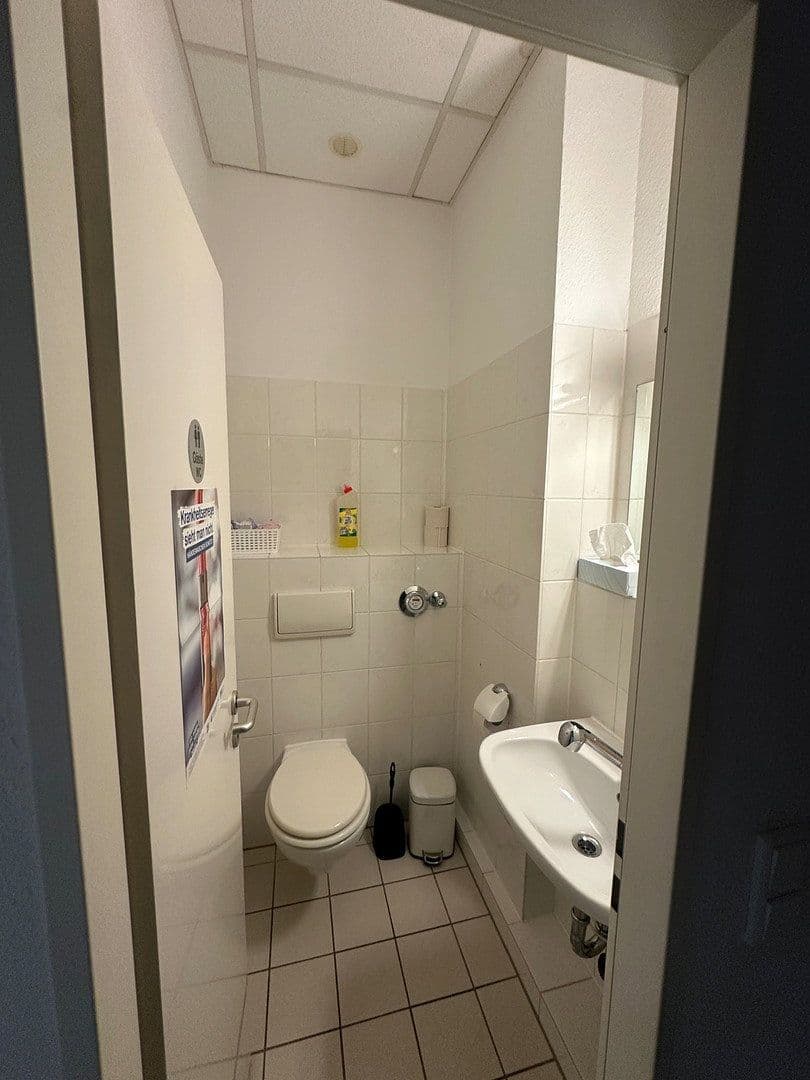 Prenájom nebytového priestoru 90 m², Alte Heerstr. 16, Kaarst, Severné Porýnie - Westfálsko Prenájom nebytového priestoru 90 m², Alte Heerstr. 16, Kaarst, Severné Porýnie - Westfálsko