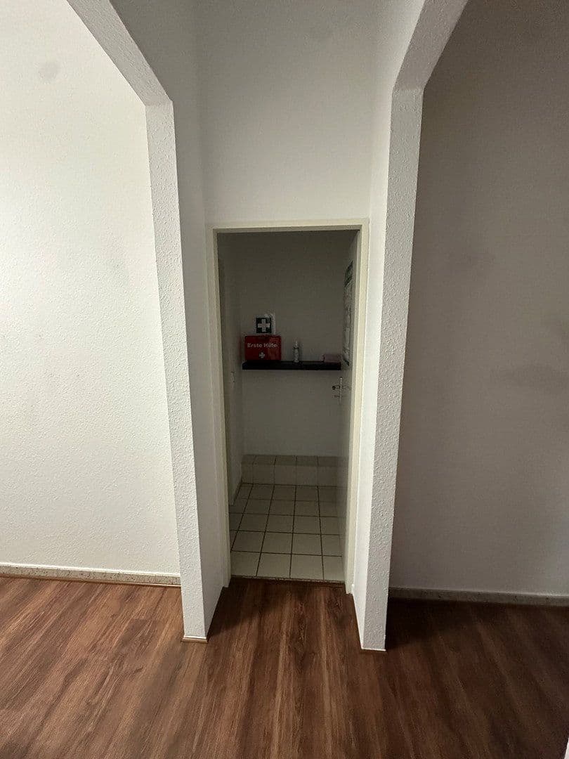 Prenájom nebytového priestoru 90 m², Alte Heerstr. 16, Kaarst, Severné Porýnie - Westfálsko Prenájom nebytového priestoru 90 m², Alte Heerstr. 16, Kaarst, Severné Porýnie - Westfálsko