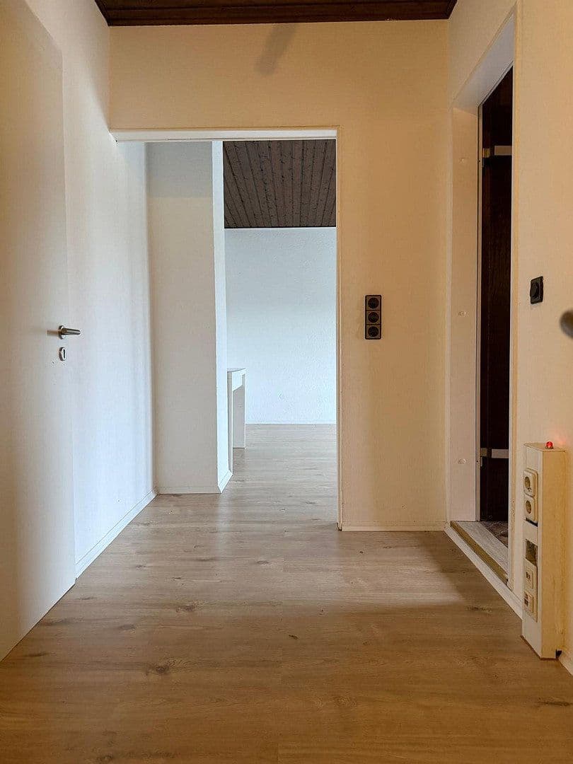 Prenájom bytu 3-izbový 110 m², Dönhoffstr. 31, Solingen, Severné Porýnie - Westfálsko Prenájom bytu 3-izbový 110 m², Dönhoffstr. 31, Solingen, Severné Porýnie - Westfálsko