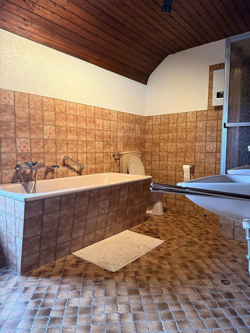 Prenájom bytu 3-izbový 110 m², Dönhoffstr. 31, Solingen, Severné Porýnie - Westfálsko Prenájom bytu 3-izbový 110 m², Dönhoffstr. 31, Solingen, Severné Porýnie - Westfálsko