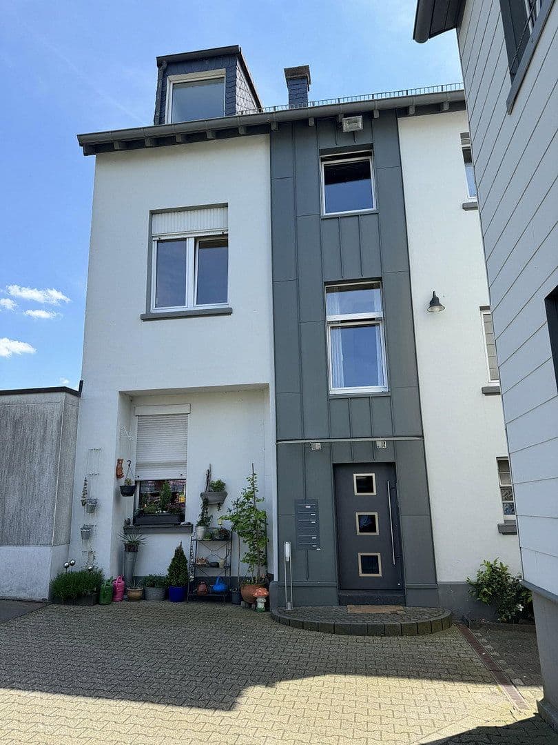 Prenájom bytu 3-izbový 110 m², Dönhoffstr. 31, Solingen, Severné Porýnie - Westfálsko Prenájom bytu 3-izbový 110 m², Dönhoffstr. 31, Solingen, Severné Porýnie - Westfálsko