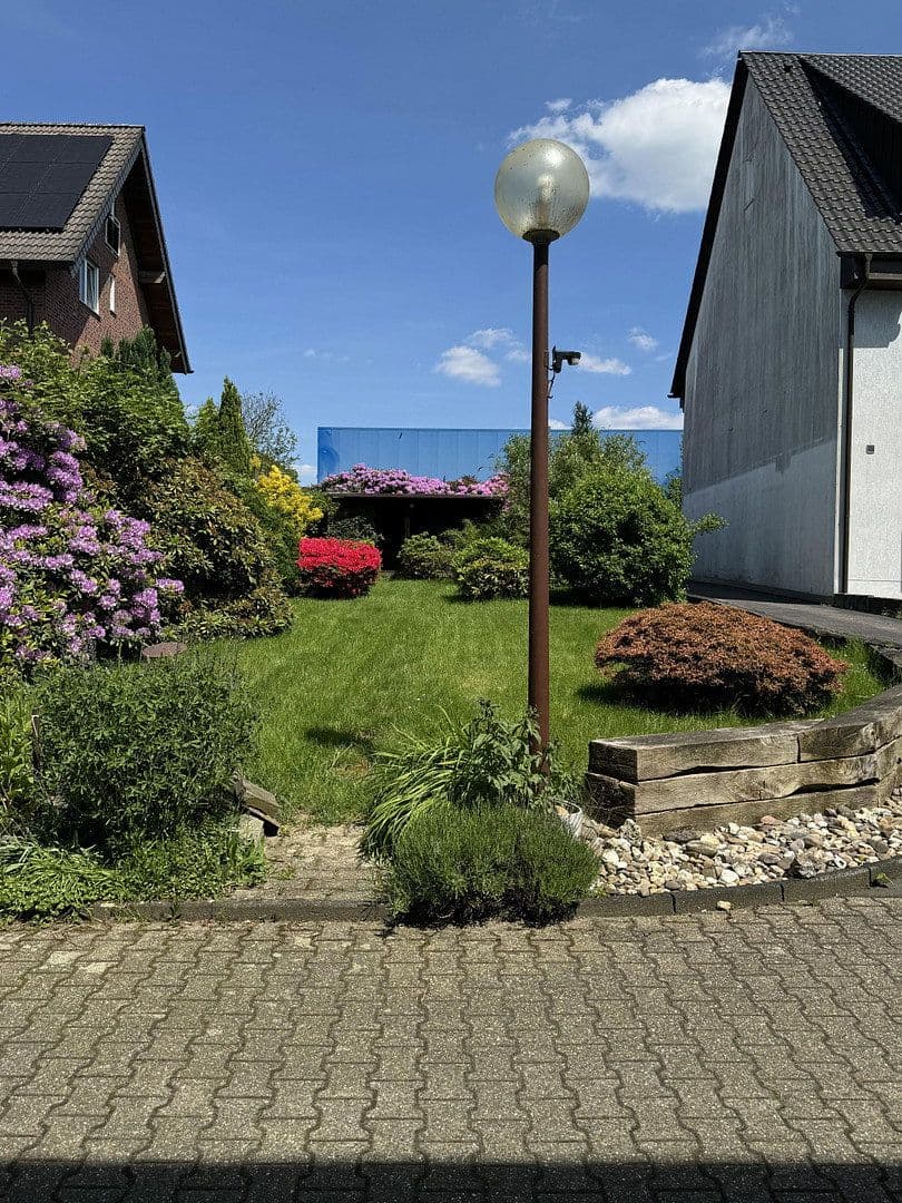 Prenájom bytu 3-izbový 110 m², Dönhoffstr. 31, Solingen, Severné Porýnie - Westfálsko Prenájom bytu 3-izbový 110 m², Dönhoffstr. 31, Solingen, Severné Porýnie - Westfálsko