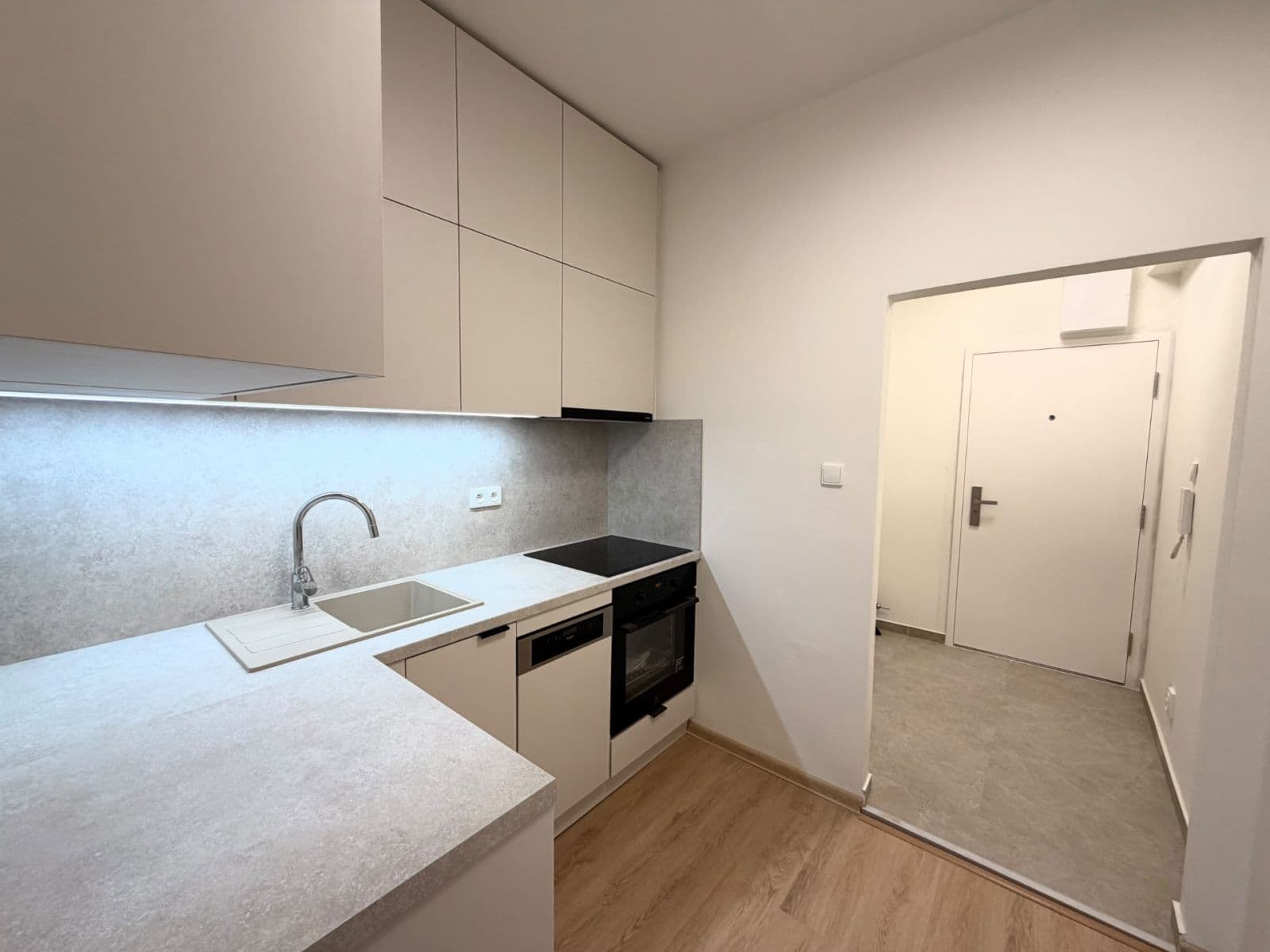 Prenájom bytu 1-izbový 33 m², Dělnická, Praha, Praha Prenájom bytu 1-izbový 33 m², Dělnická, Praha, Praha