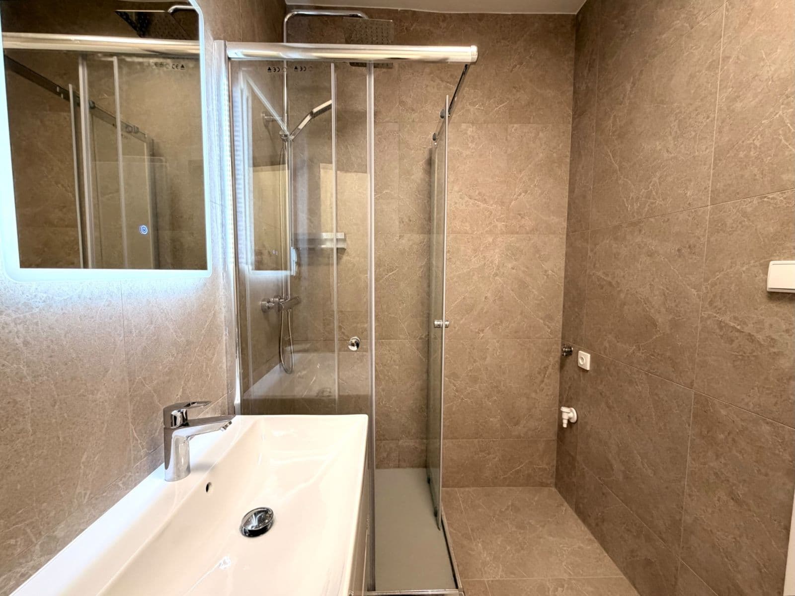 Prenájom bytu 1-izbový 33 m², Dělnická, Praha, Praha Prenájom bytu 1-izbový 33 m², Dělnická, Praha, Praha