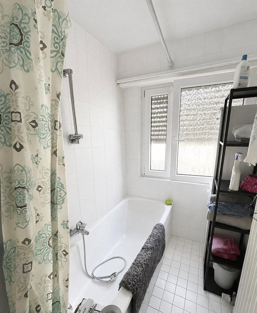Prenájom bytu 4-izbový 97 m², Karolingerstraße 5, Pforzheim, Bádensko-Wurttembersko Prenájom bytu 4-izbový 97 m², Karolingerstraße 5, Pforzheim, Bádensko-Wurttembersko