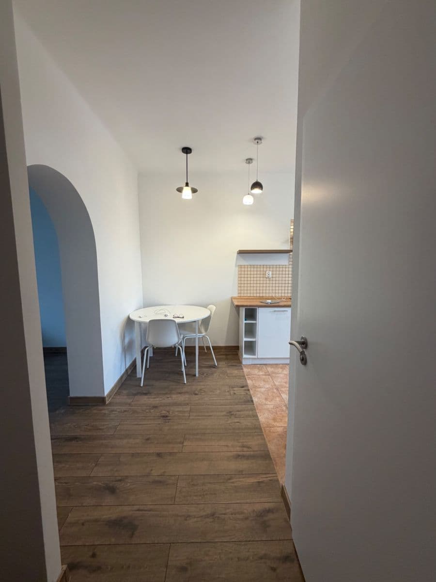 Prenájom bytu 1-izbový 30 m², Halenkovská, Praha, Praha Prenájom bytu 1-izbový 30 m², Halenkovská, Praha, Praha