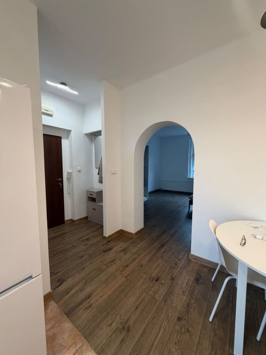 Prenájom bytu 1-izbový 30 m², Halenkovská, Praha, Praha Prenájom bytu 1-izbový 30 m², Halenkovská, Praha, Praha