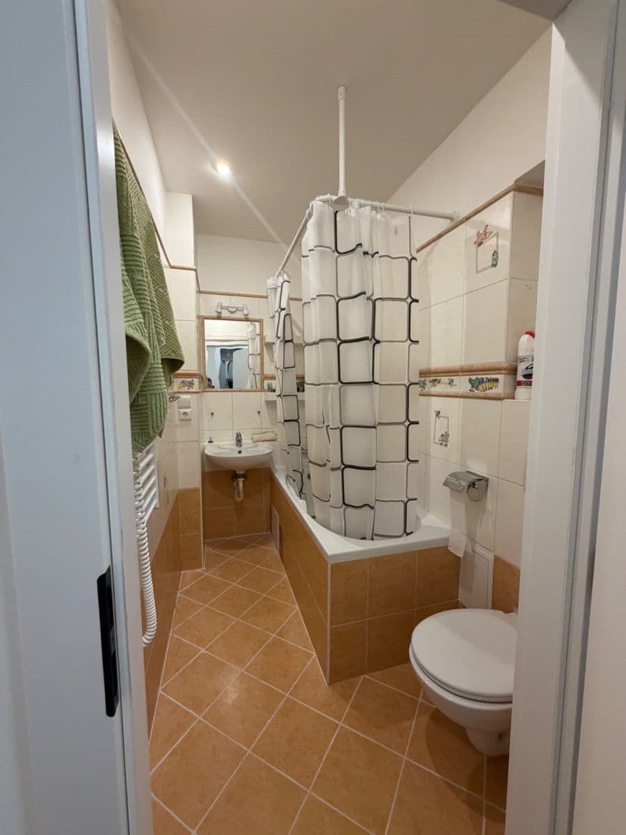 Prenájom bytu 1-izbový 30 m², Halenkovská, Praha, Praha Prenájom bytu 1-izbový 30 m², Halenkovská, Praha, Praha