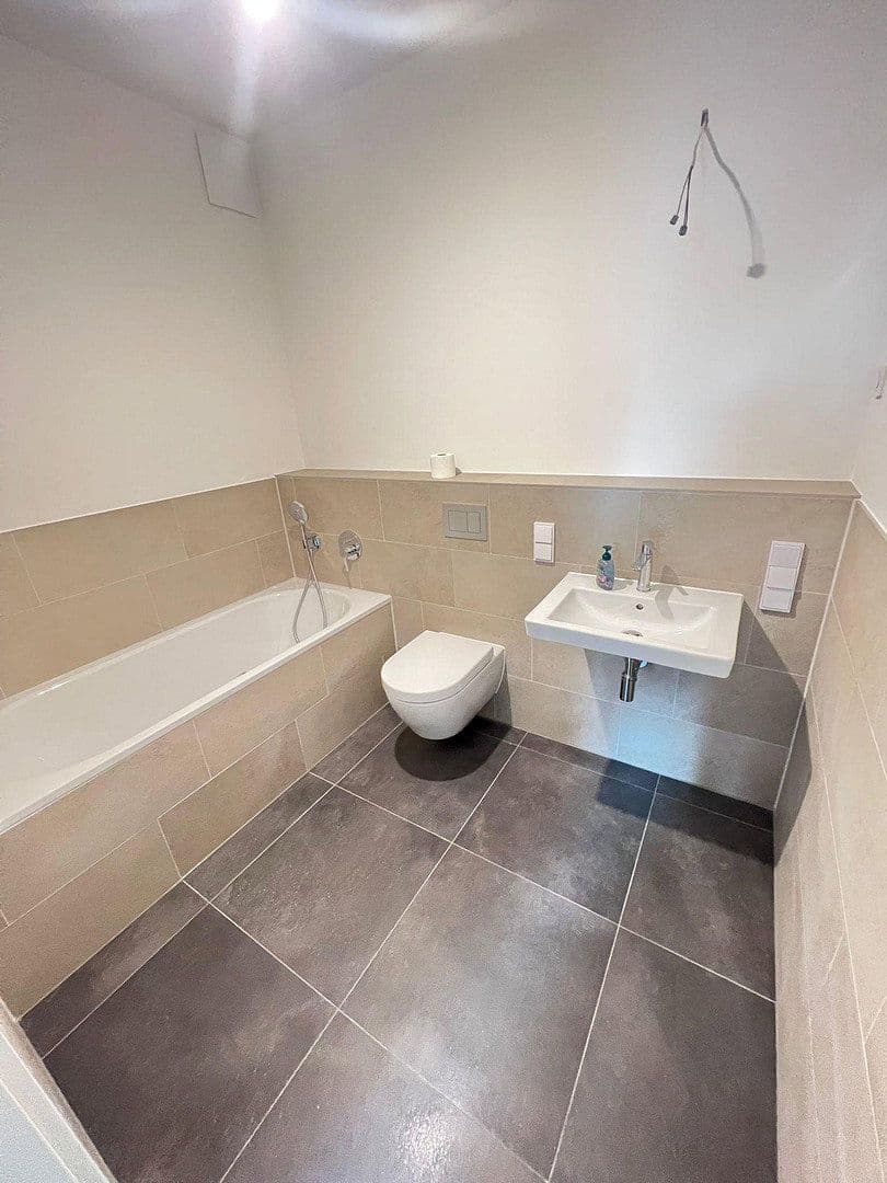 Prenájom bytu 4-izbový 102 m², Wendenschloßstr. 332b, Berlin, Berlín Prenájom bytu 4-izbový 102 m², Wendenschloßstr. 332b, Berlin, Berlín